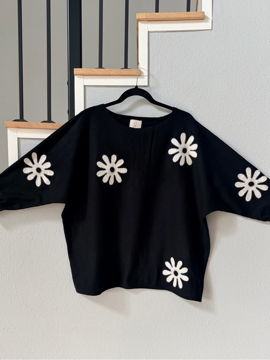 Sioni Sweaters - Sioni Daisy Applique Dolman Sleeve Knit Sweater Black Plus Size 1X EUC
